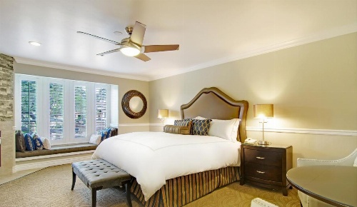 Carriage House Inn image 14