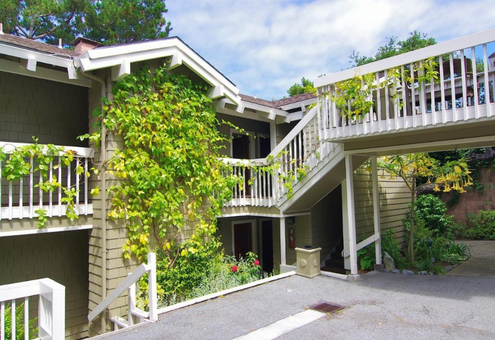 Carriage House Inn Image 19