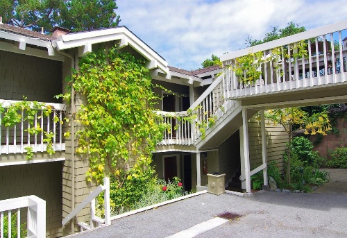 Carriage House Inn image 19