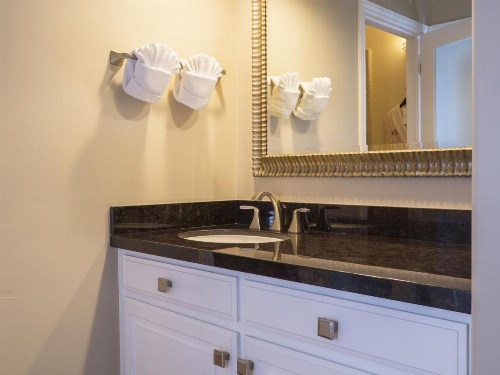 Carriage House Inn image 23