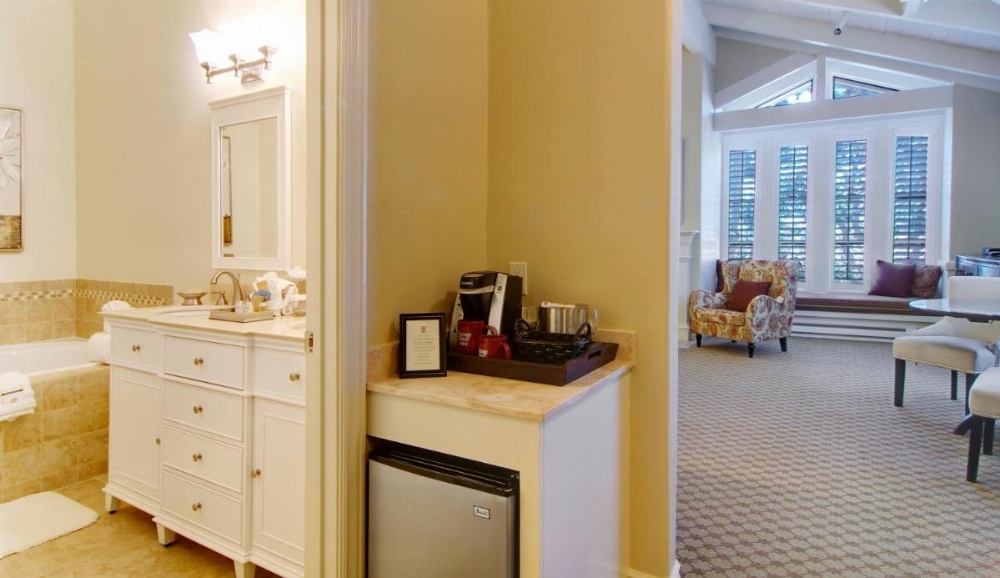 Carriage House Inn Image 28