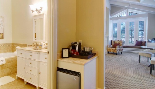 Carriage House Inn image 28