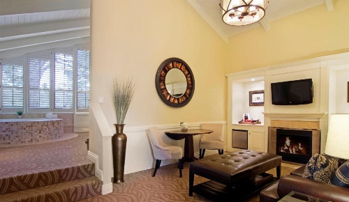 Carriage House Inn image 29