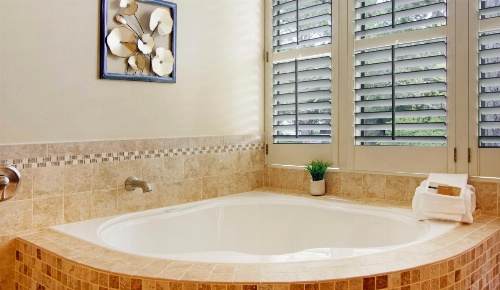 Carriage House Inn image 31