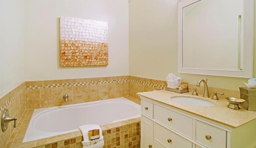 Carriage House Inn image 32