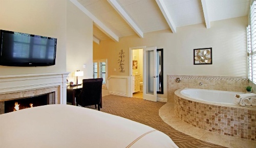 Carriage House Inn image 36
