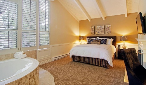 Carriage House Inn image 39