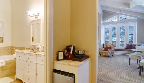 Carriage House Inn image 4